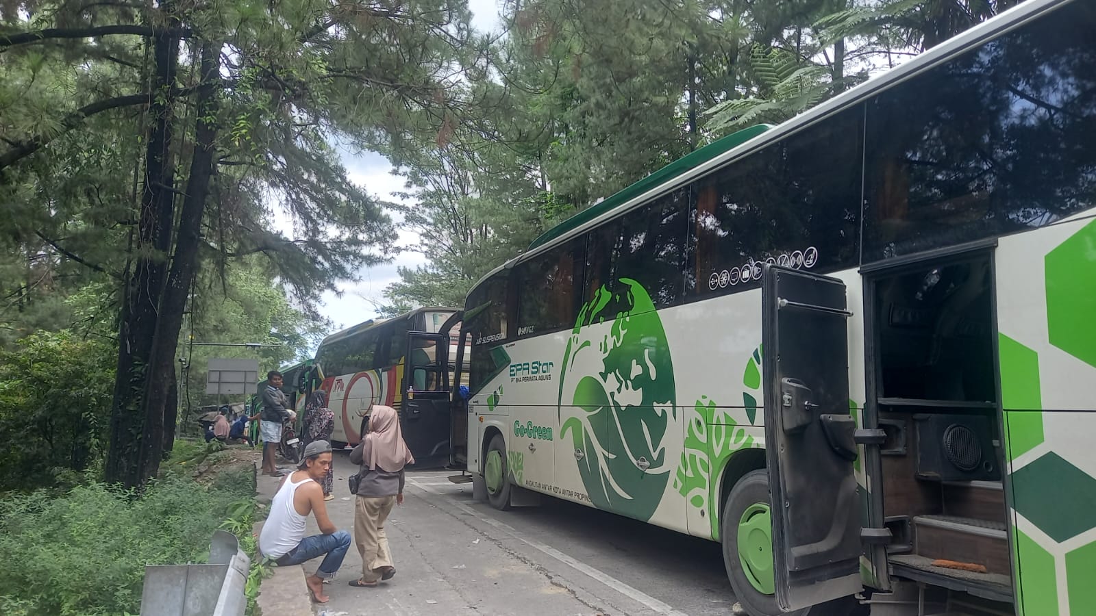 Truk Patah Gardan di Sitinjau Lauik: Bus AKAP Terjebak Macet 6 Jam, Penumpang Pilih Naik Kendaraan Lain