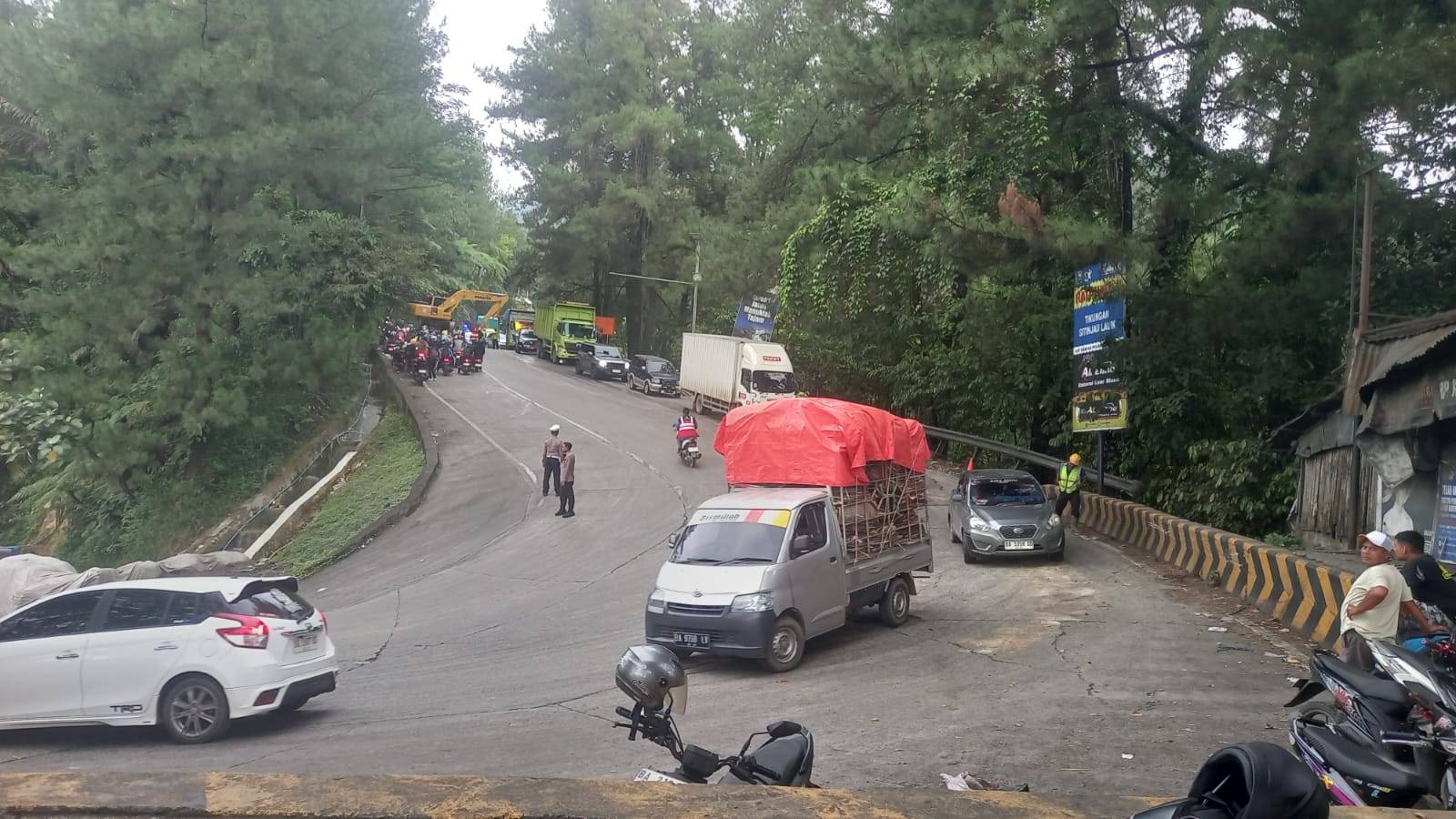 Truk Patah Gardan Berhasil Dievakuasi, Lalu Lintas di Sitinjau Lauik Kembali Normal