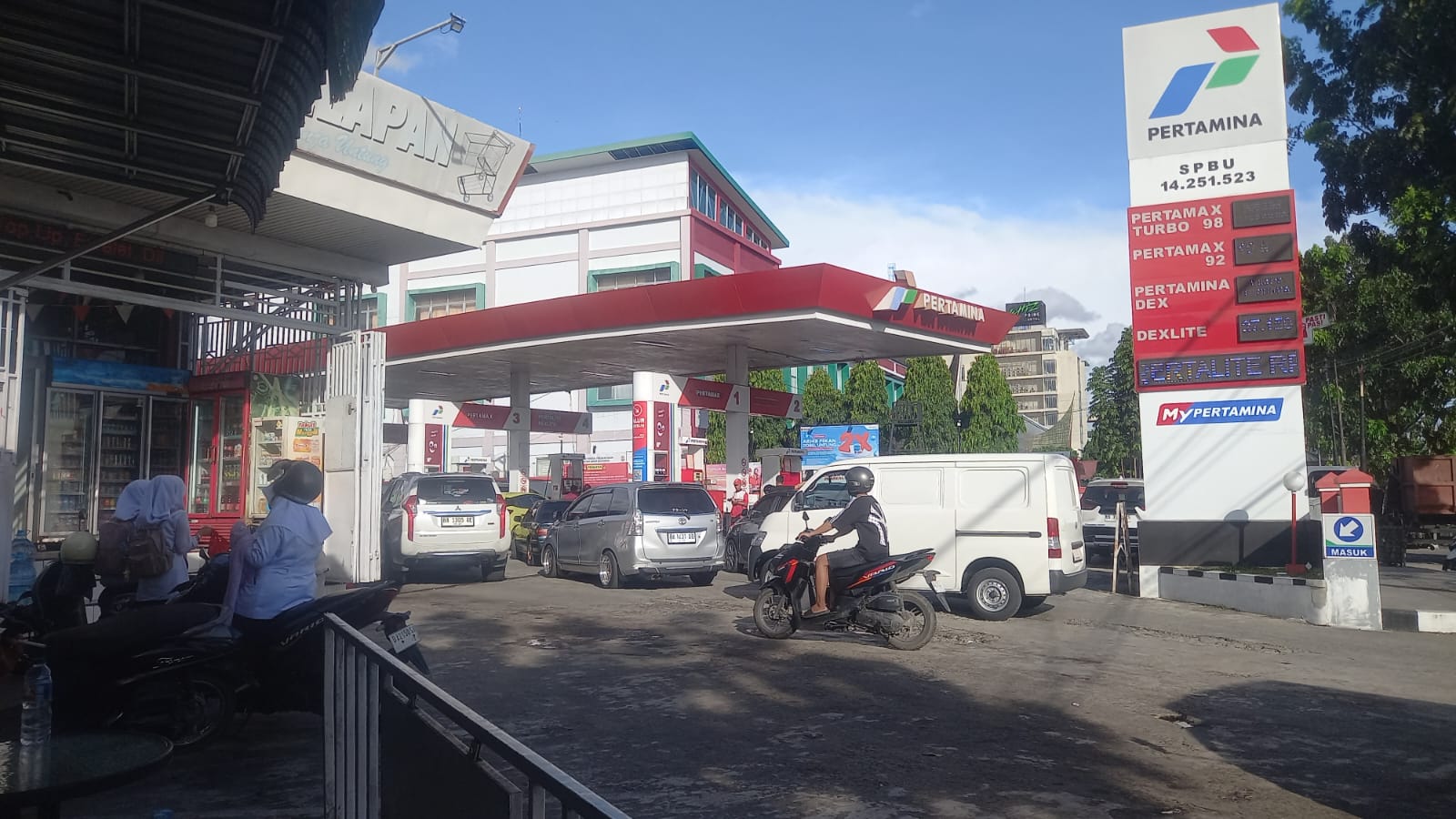 Imbas BBM Nonsubsidi Naik Tinggi, Mobil Mewah Pilih Antre Biosolar di SPBU Padang