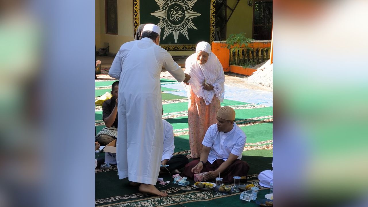 Tradisi Unik Infak Idul Adha di Masjid Taqwa Padang Pariaman, Jemaah Santap Lapek Sambil Berlomba Sedekah