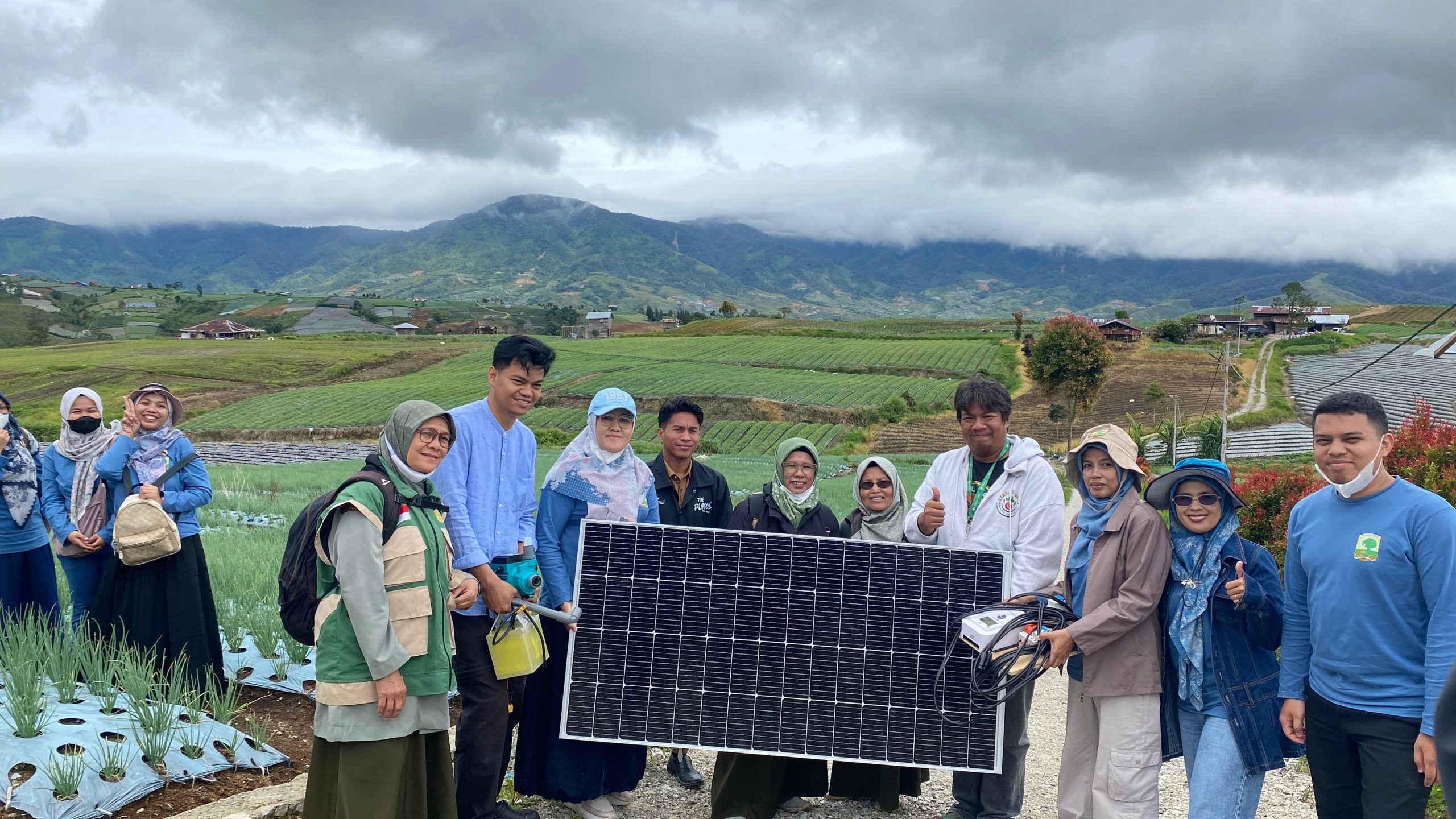 Departemen Teknik Pertanian dan Biosistem Unand Hadirkan Pompa Irigasi Tenaga Surya untuk Petani Bawang di Alahan Panjang