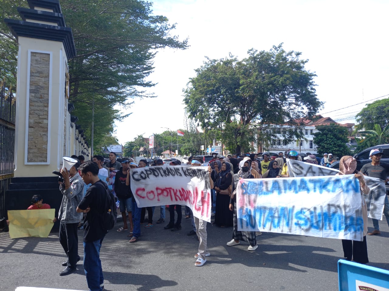 Puluhan Massa Demo di Kantor Gubernur dan Polda, Desak Copot Dua Kadis di Pemprov Sumbar