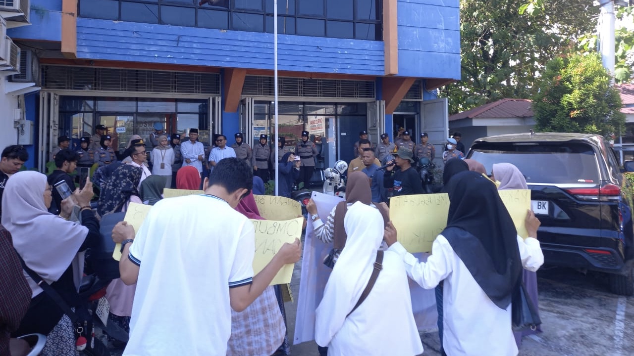Demo Ombudsman, Emak-Emak Nagari Kasang Kecam Mahyeldi Terbitkan Izin Tambang Andesit