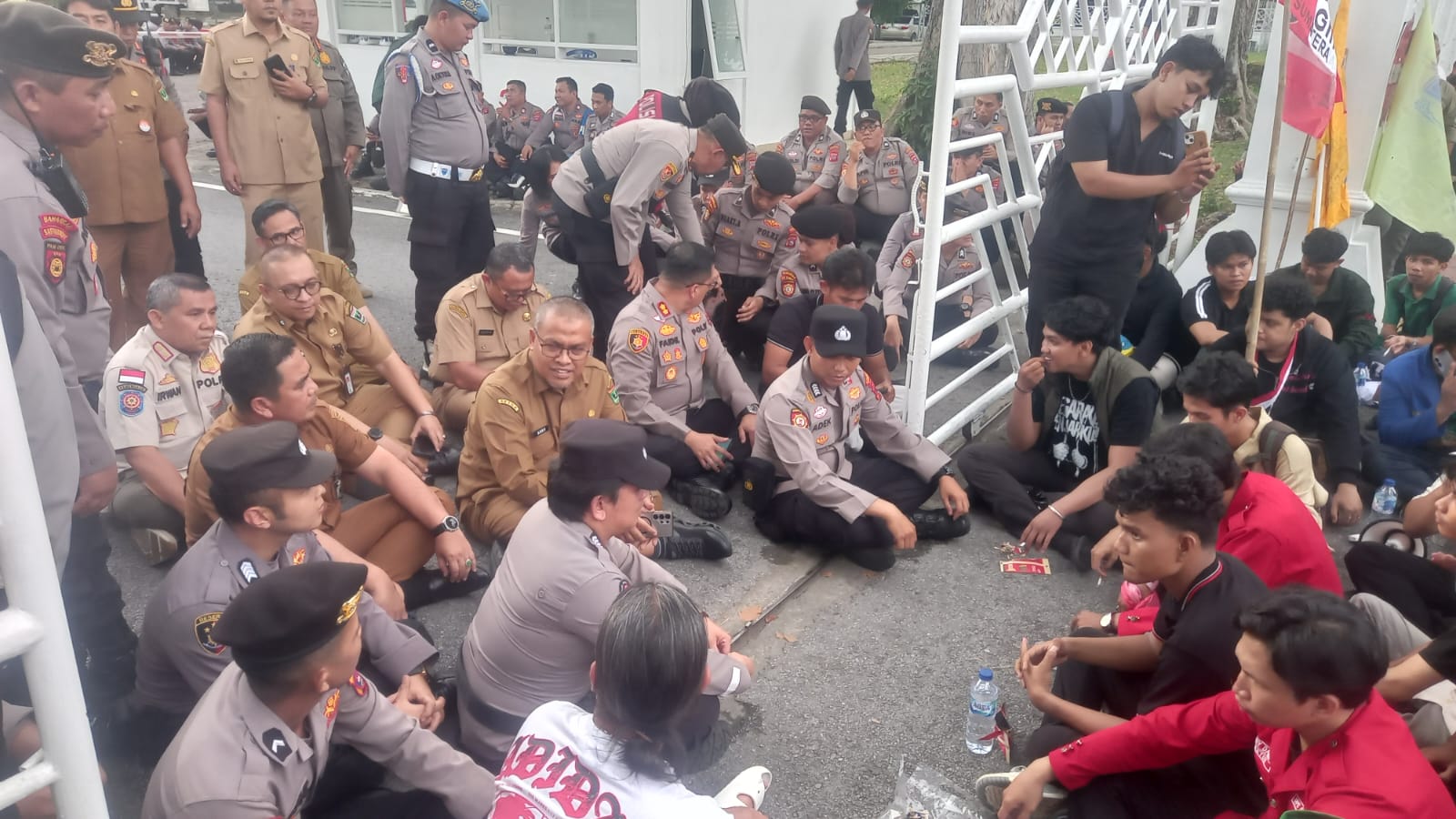 Di Depan Massa Demo, Sekda Tiga Kali Hubungi Wagub Vasko Namun Tak Dijawab