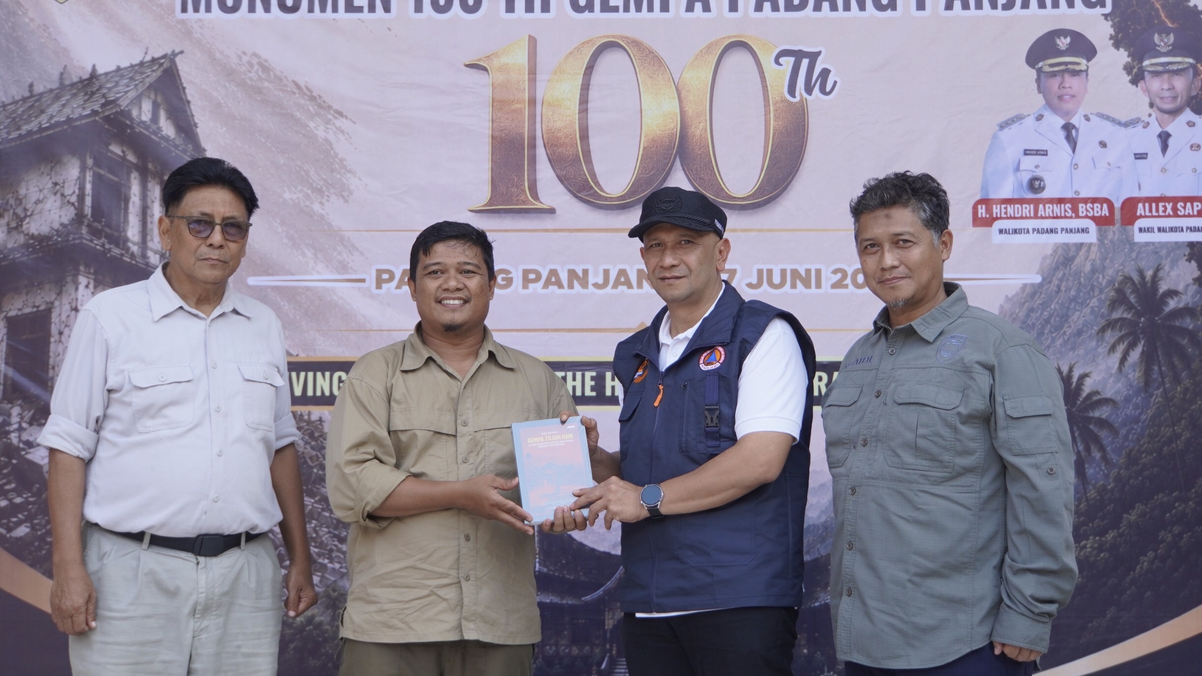 Mengenang Seabad Gempa Dahsyat Padang Panjang, Yose Hendra Luncurkan Buku Gempa Tujuh Hari