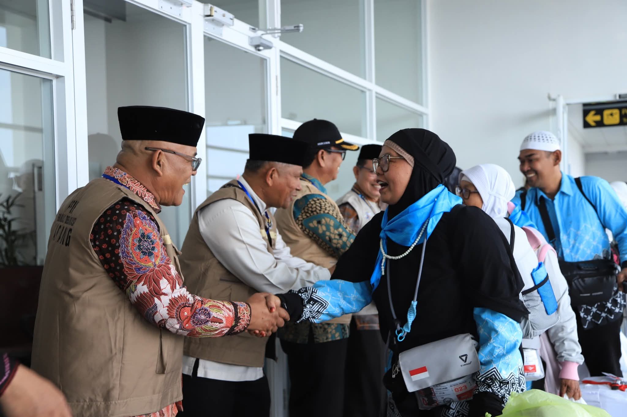 Bupati Yulianto Sambut Langsung Kepulangan 193 Jamaah Haji Pasbar di BIM