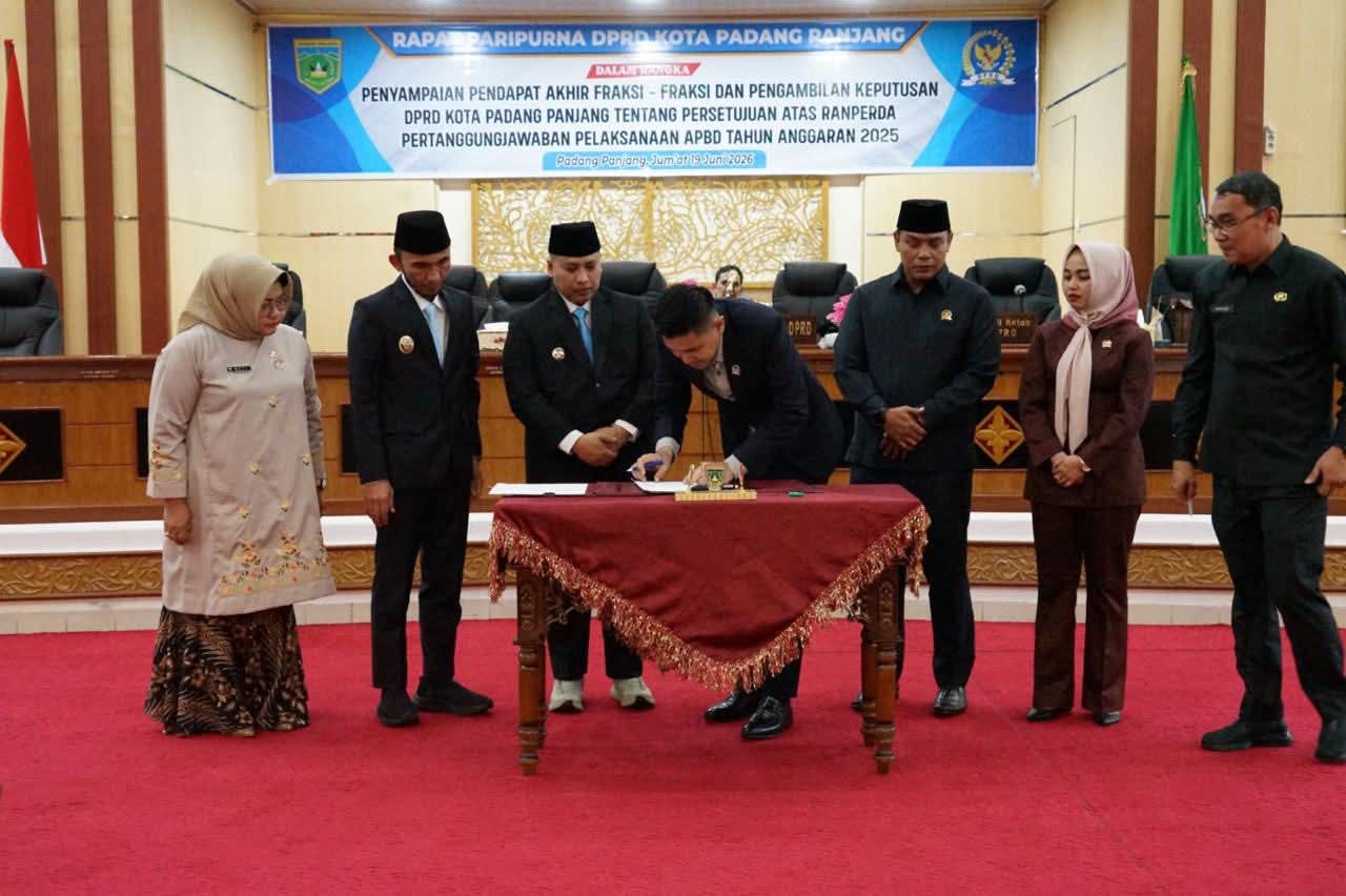 DPRD Padang Panjang Sahkan Pertanggungjawaban APBD 2025