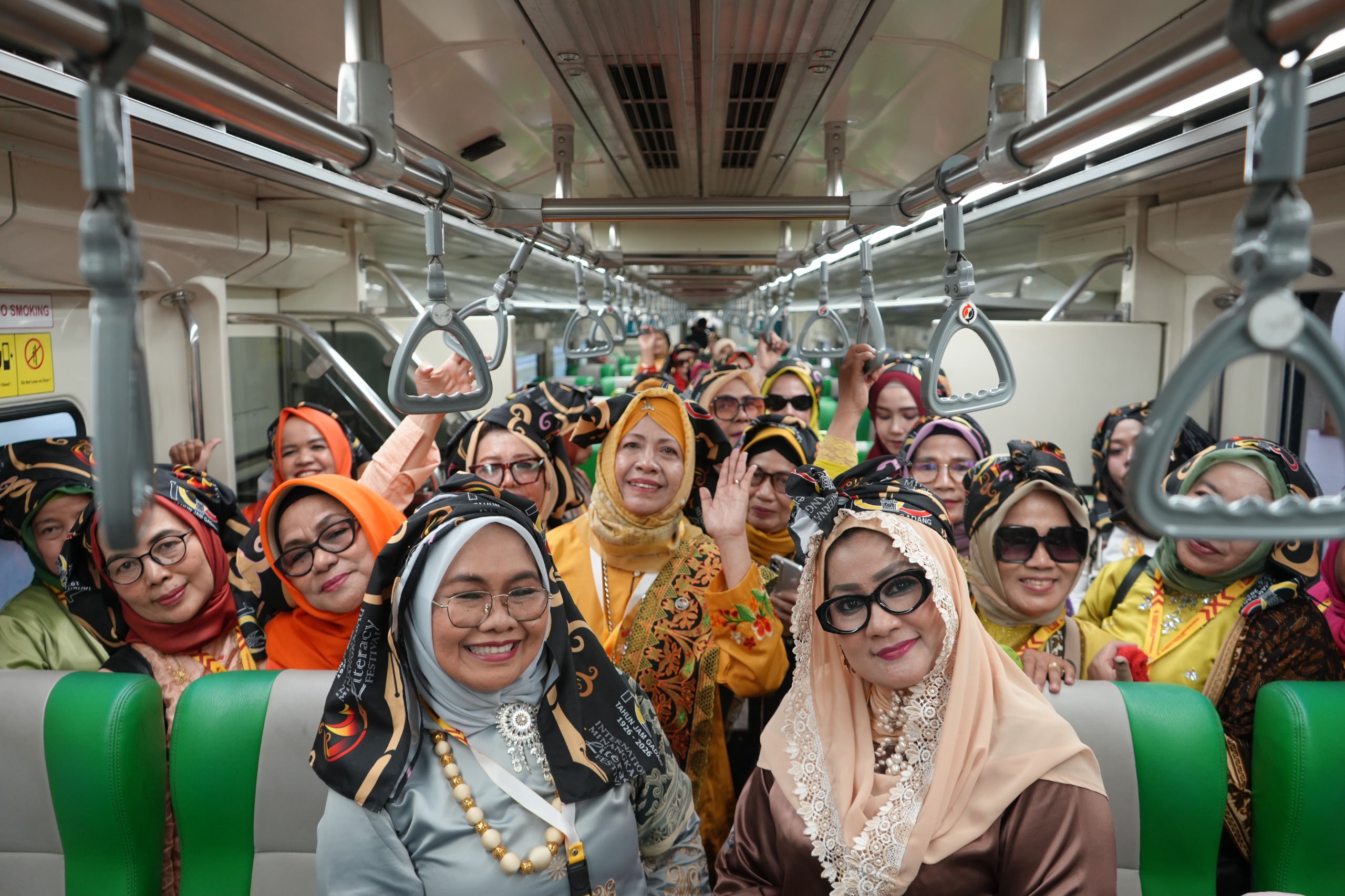 Delegasi dari 36 Negara Tiba di Sumbar, KAI Sambut Peserta Festival Literasi Minangkabau di Stasiun BIM