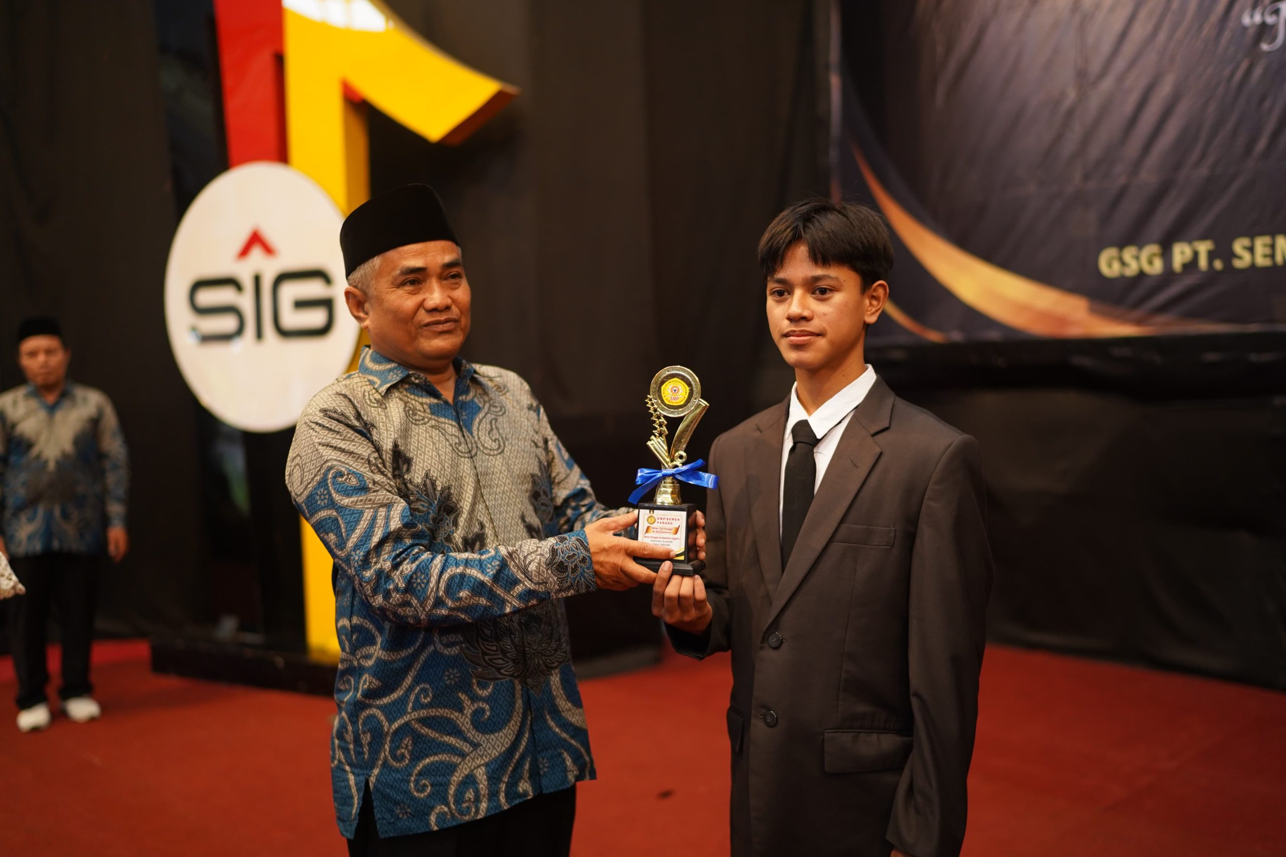 3 Siswa SMP Semen Padang Raih Nilai 100 Mata Pelajaran Bahasa Inggris dan Matematika