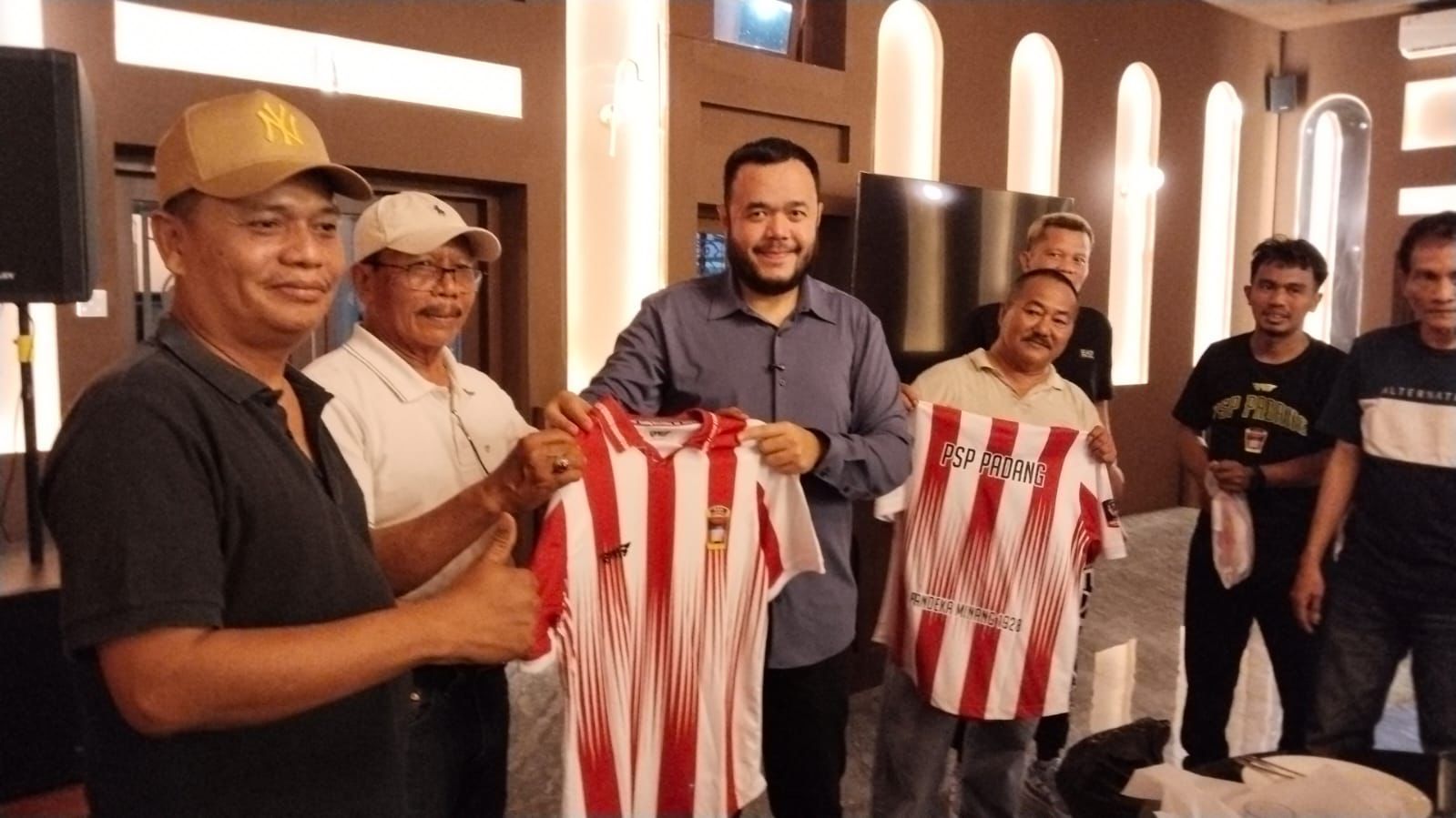Menang atas ASIOP Jakarta, Wako Padang Beri Bonus Rp20 Juta dan Jersey untuk Punggawa PSP