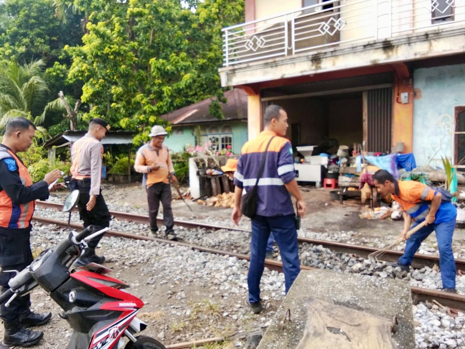KAI Sumbar Kembali Tutup 3 Perlintasan Liar di Padang Pariaman, Total 21 Titik Sudah Ditertibkan