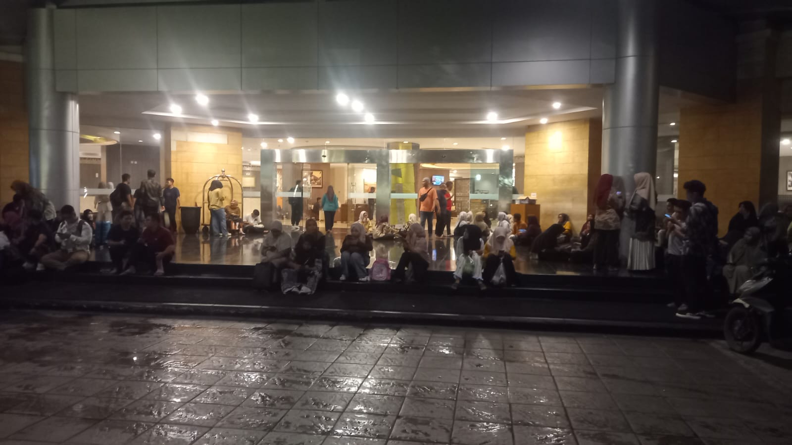 Tamu Hotel Truntum Padang Panik Alarm Kebakaran Berbunyi, Lobby Dipenuhi Kepulan Asap