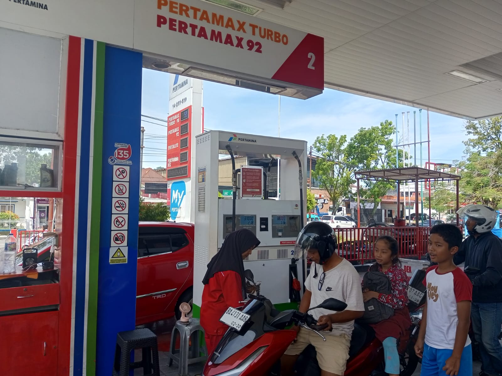 Antrean Pertalite di SPBU Ganting Padang Meningkat karena Harga Pertamax Naik