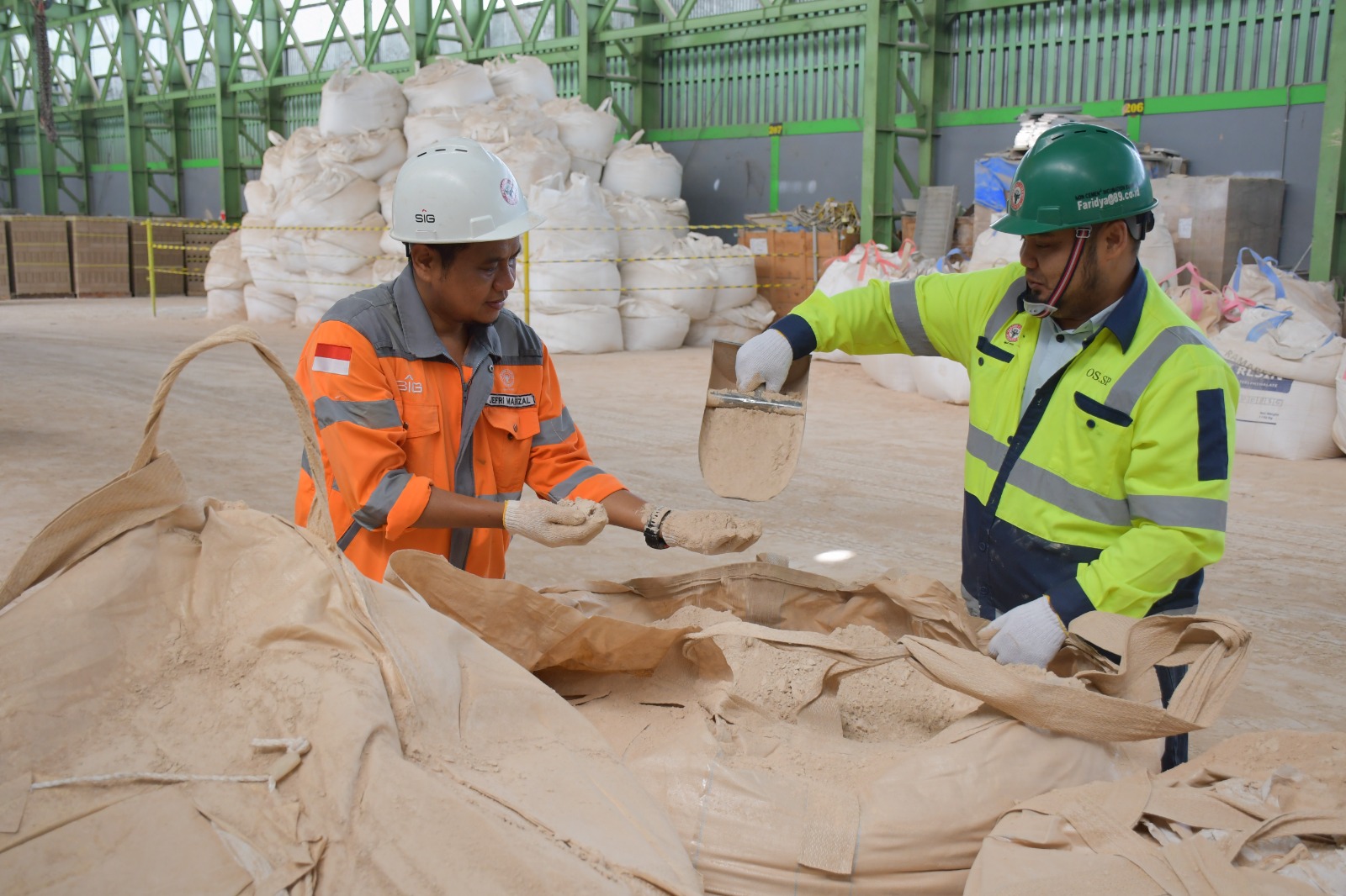 Semen Padang Pasok 7.500 Ton Binder Clay untuk PT Pusri hingga Juli 2026