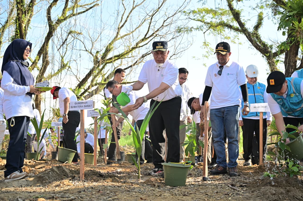 Gubernur Mahyeldi Pimpin Aksi Tanam 1.000 Pohon di Hutan Kota Malvinas