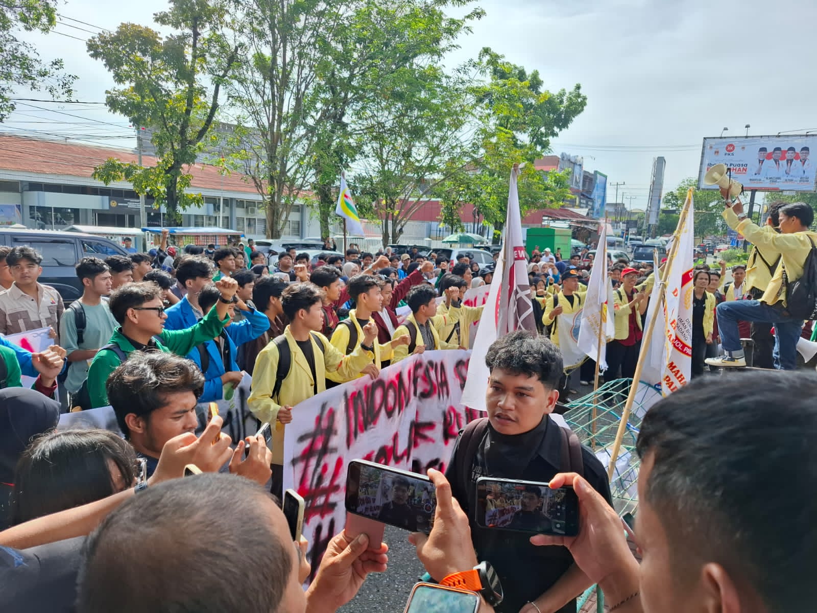 Demo DPRD Sumbar, Mahasiswa Sebut Kebijakan Prabowo Tidak Pro Rakyat