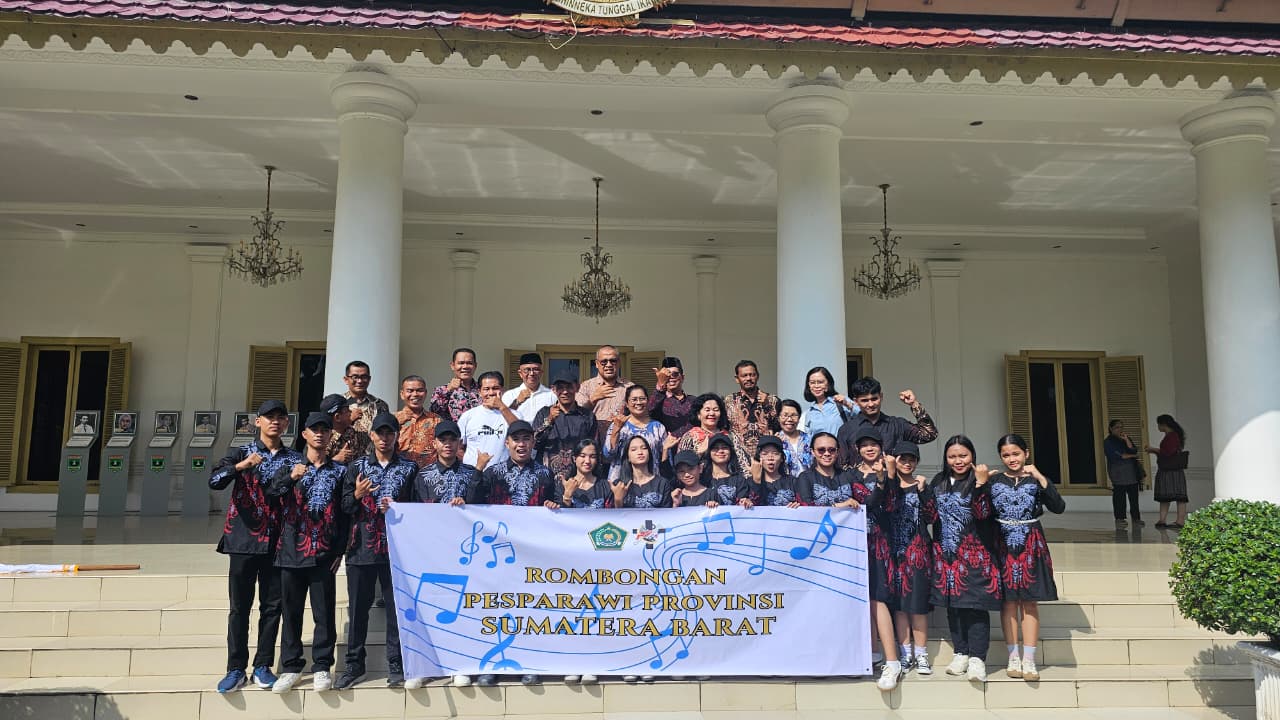 Sekda Arry Yuswandi Lepas Kontingen Sumbar Menuju Pesparawi Nasional XIV di Papua