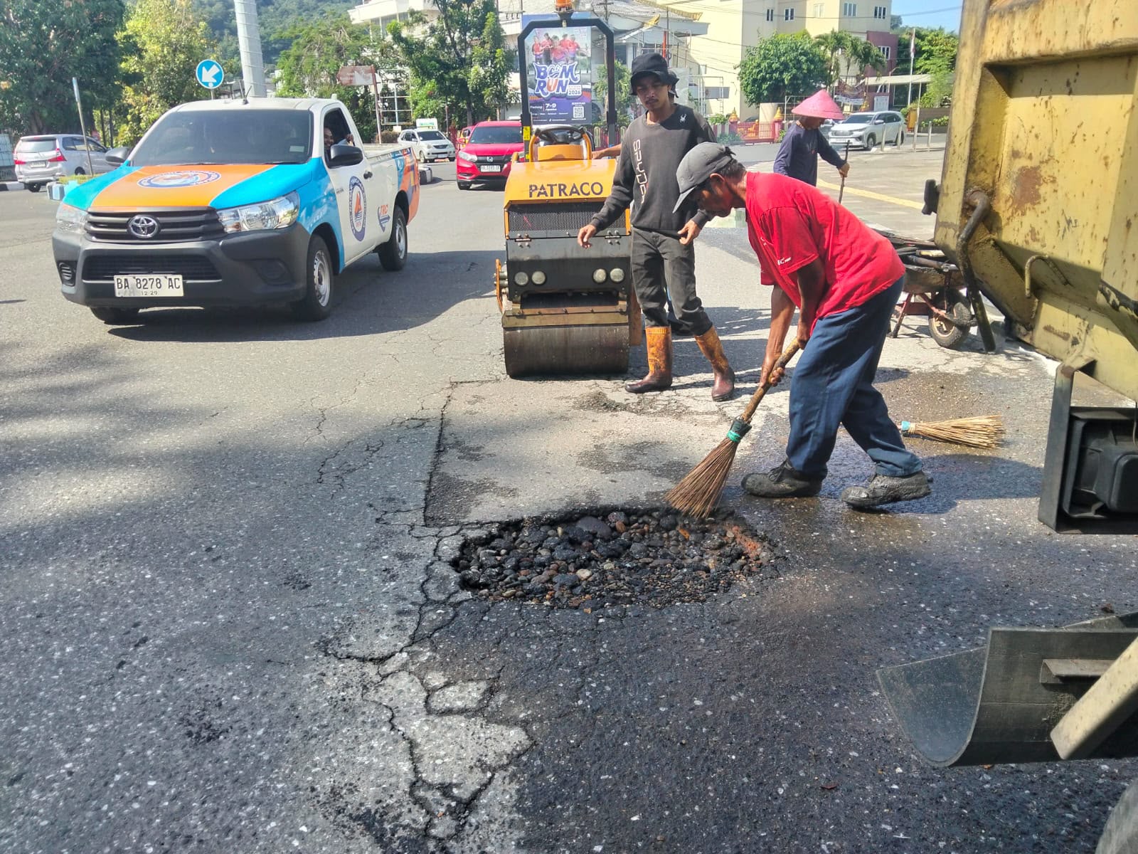 Banyak Berlubang, Pemko Padang Lakukan Penambalan Jalan di Sejumlah Titik