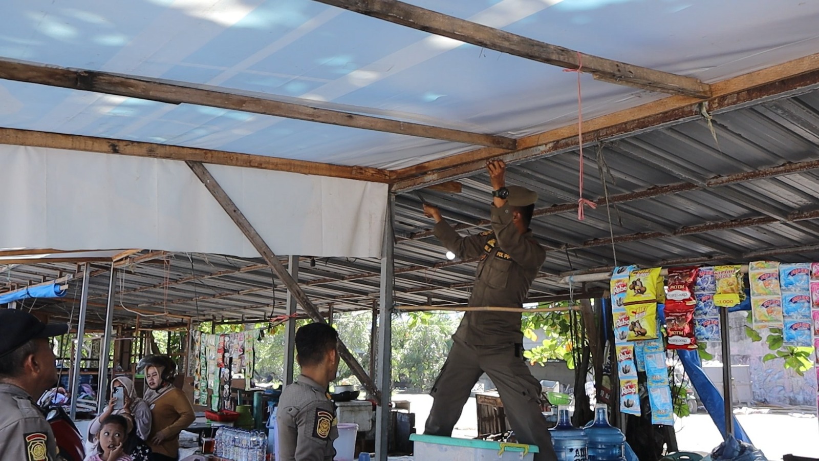 PKL Pusat Kuliner Pantai Padang Ditertibkan, Bangunan Lapak Ditambah Tenda hingga Kanopi 