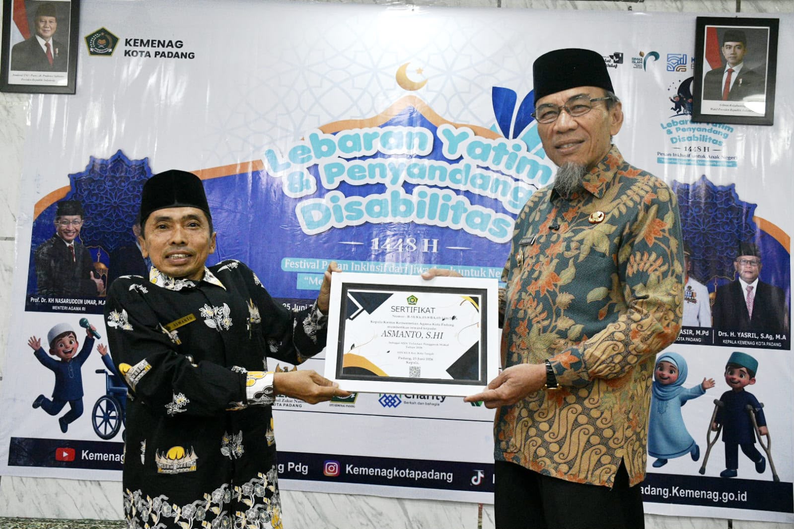 Wawako Padang Serahkan 140 Paket Lebaran Yatim dan Disabilitas