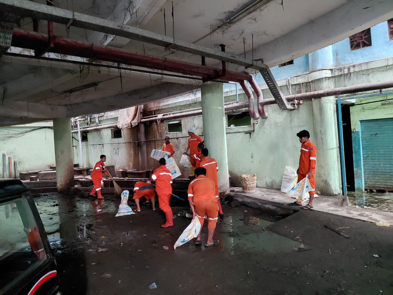 Revitalisasi Pasar Raya Dimulai, Pemko Padang Bersihkan Basement Blok II dan III