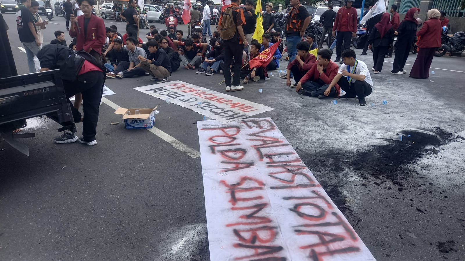 Aksi Demo di Mapolda Sumbar: Massa Bawa Poster “Polda Busuk”, Sempat Saling Dorong dengan Polisi
