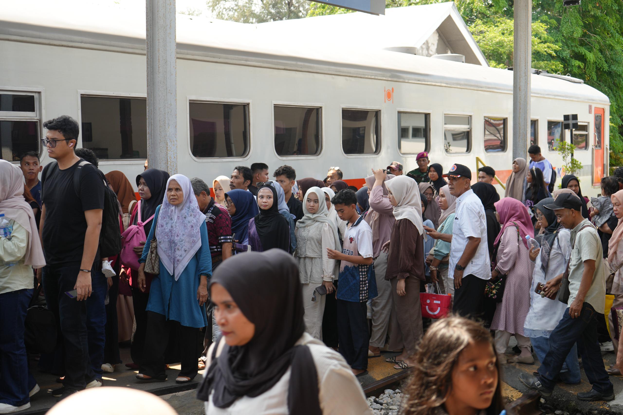 KAI Sumbar Catat Okupansi Penumpang KA Pariaman Ekspres Capai 158 Persen saat Puncak Festival Tabuik