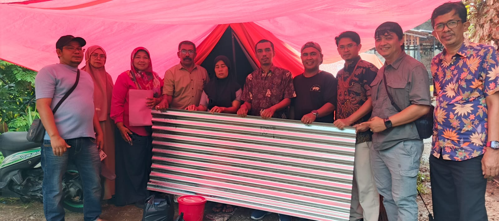 PT Semen Padang Salurkan Bantuan untuk Korban Kebakaran di Batu Gadang