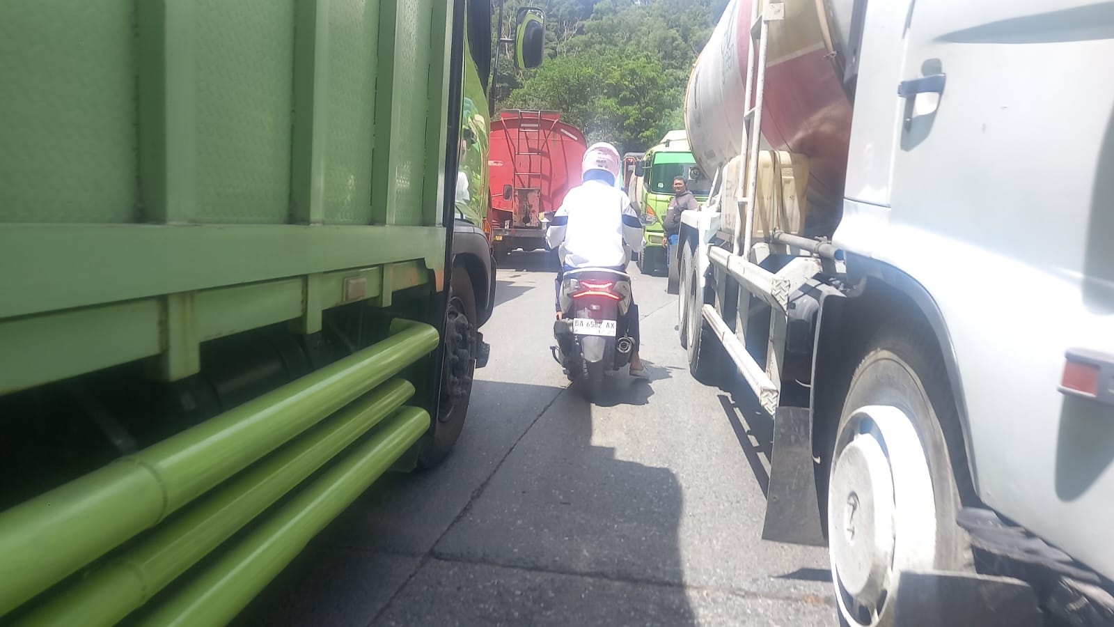 Cerita Pengendara Terjebak Macet di Sitinjau Lauik Selama 12 Jam