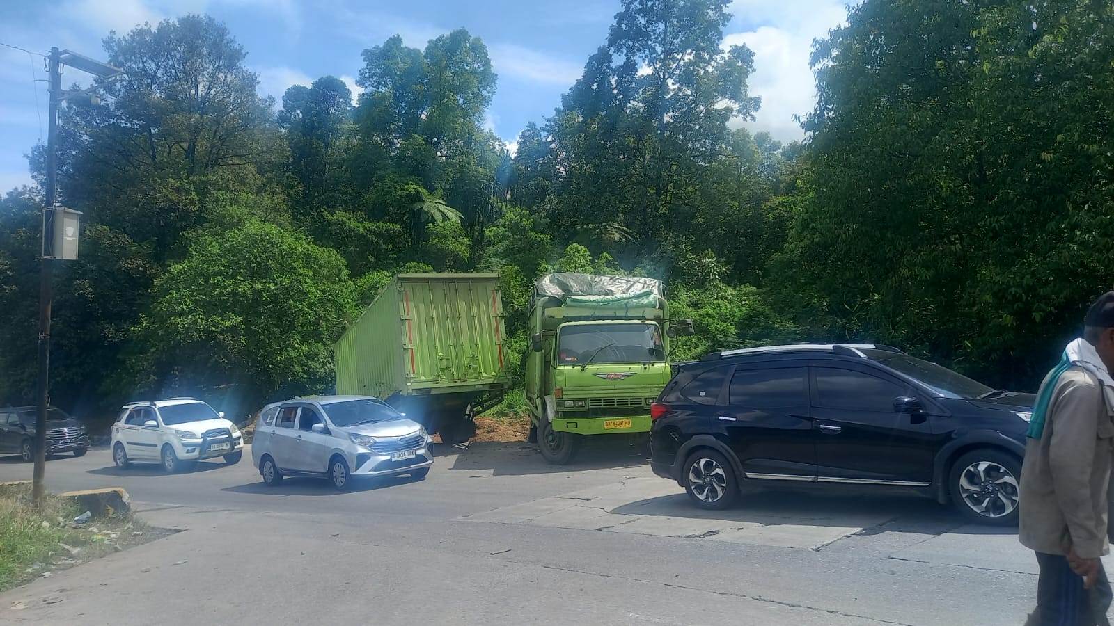 2 Truk Masuk Parit Jadi Titik Utama Penyebab Kemacetan di Sitinjau Lauik