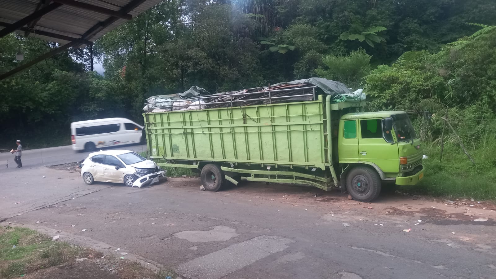 1 Truk Masuk Parit Berhasil Dievakuasi, Arus Lalu Lintas di Sitinjau Lauik Masih Belum Lancar