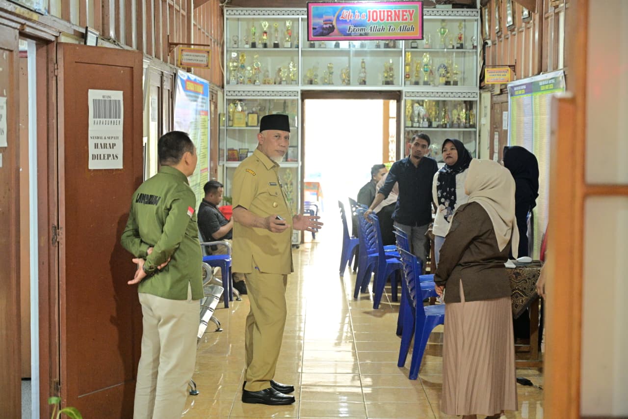 Gubernur Sumbar Tinjau Pelaksanaan SPMB di SMAN 1 Bukittinggi