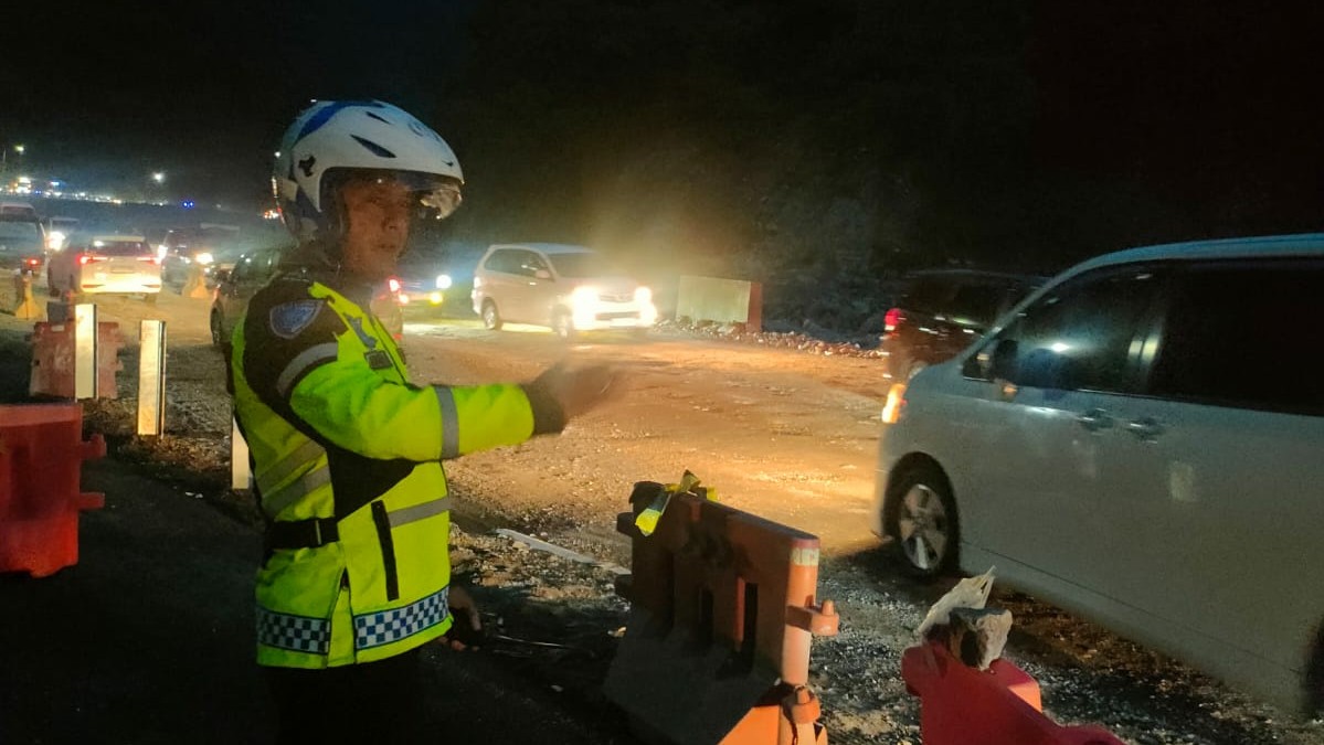 Jalur Lembah Anai Macet karena Pengaspalan Jalan, Polisi Terapkan Buka Tutup