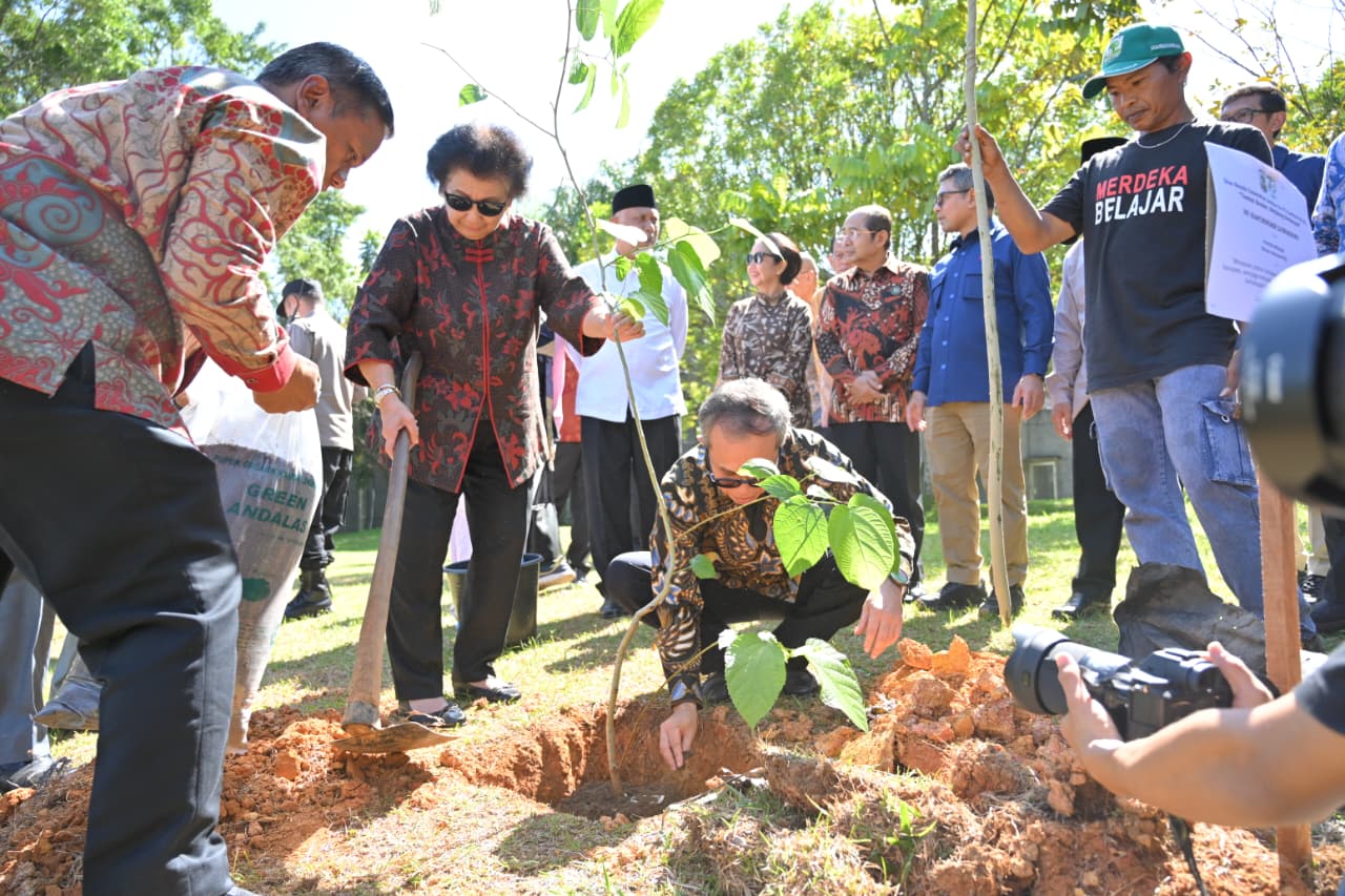Tanam Pohon Andalas di Kampus Unand Bareng Kakak Presiden Prabowo, Mahyeldi: Menjaga Warisan dan Merawat Alam!