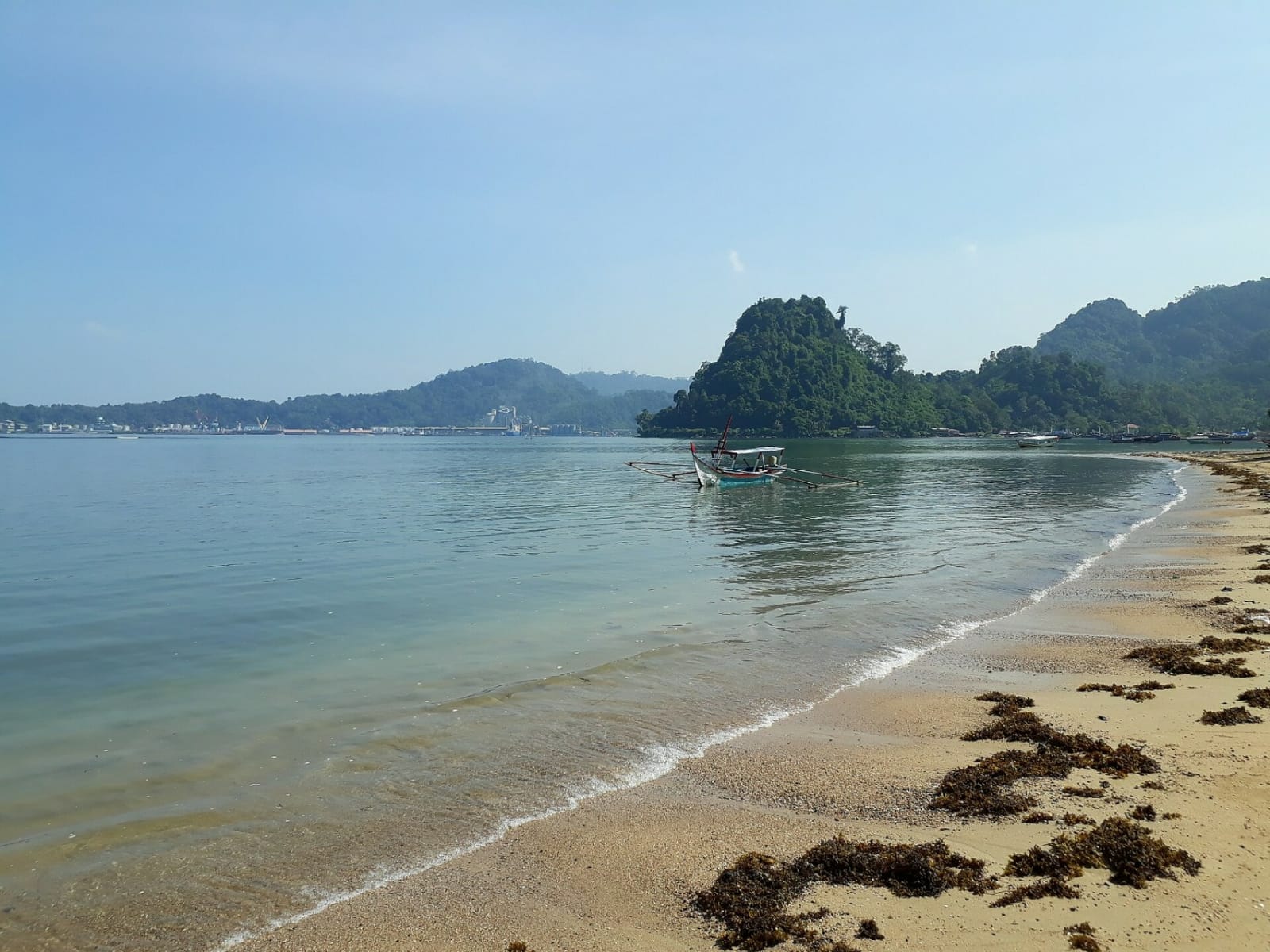 Menyinggahi Pantai Nirwana nan Eksotis dan Romantis 