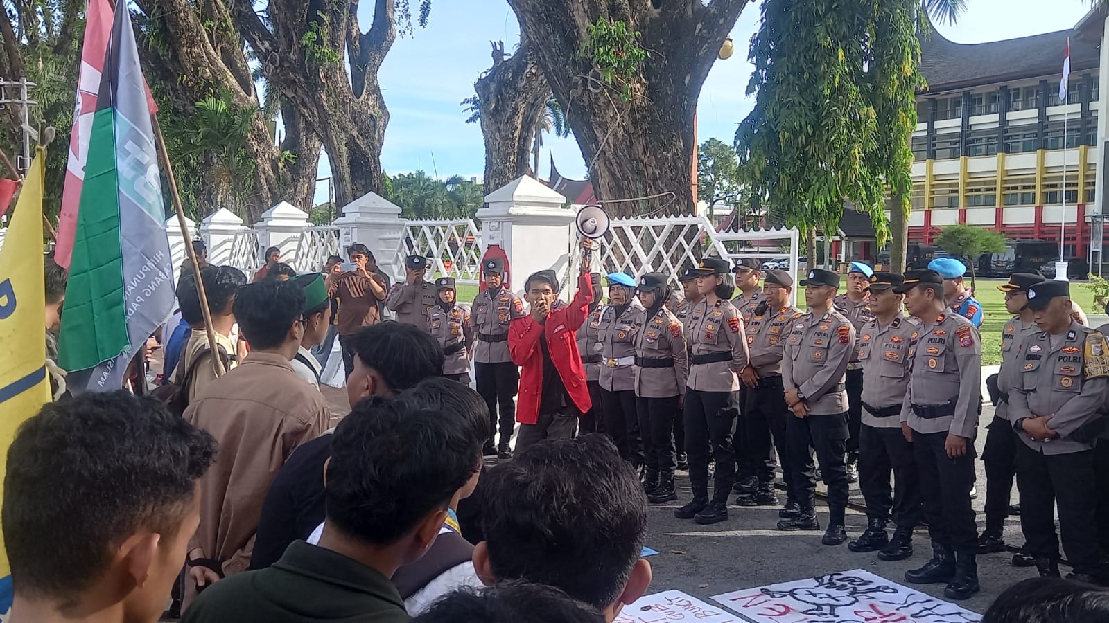 Demo di Gubernur Sumbar: Mahasiswa Soroti Tambang Emas Ilegal dan Anggaran Perbaikan Rumah Dinas Pejabat