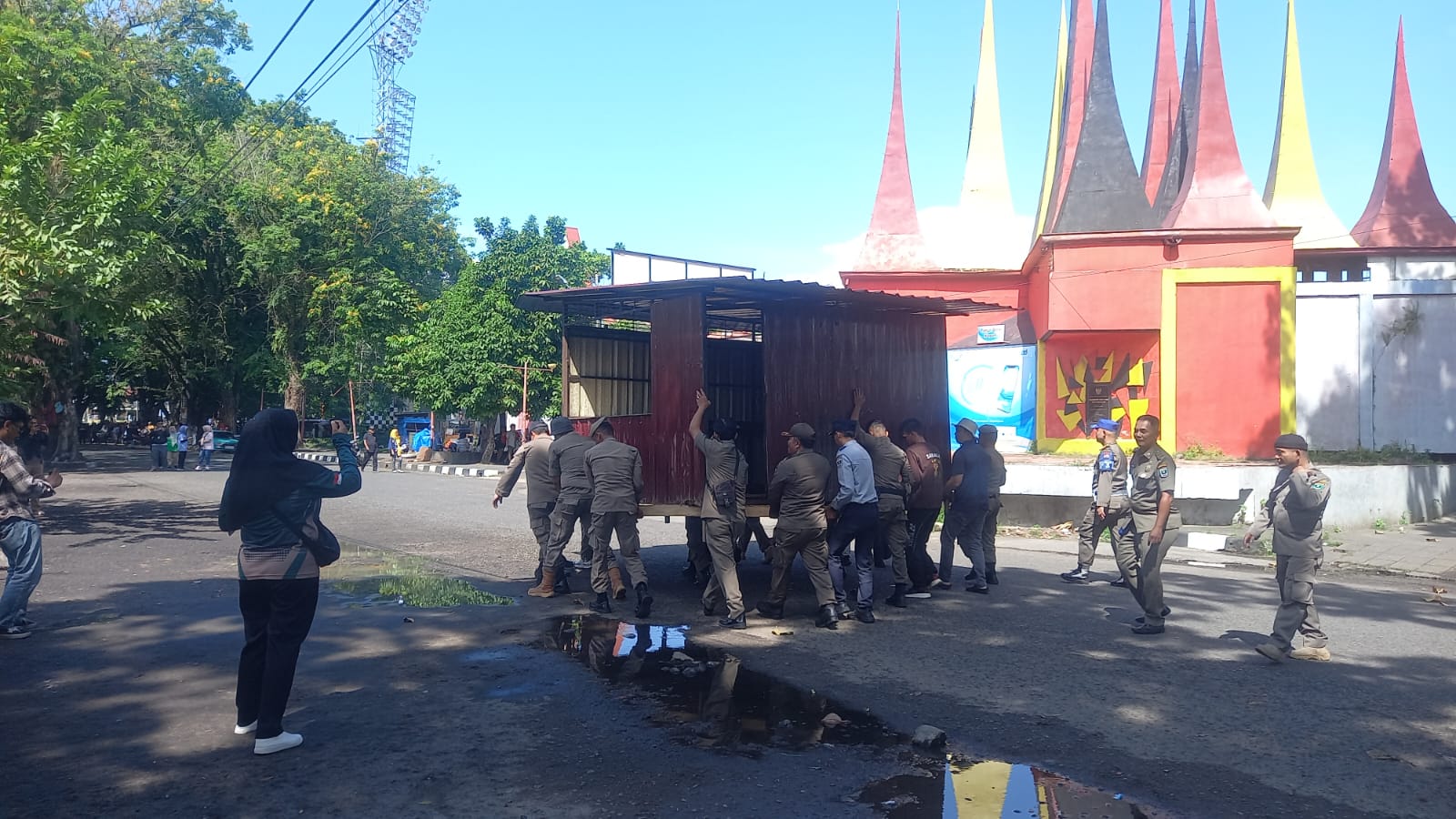 Penutupan GOR Haji Agus Salim Padang: Satpol PP Mulai Penertiban, PKL Berharap Dapat Lokasi Relokasi 