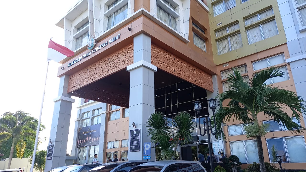 Berjam-jam Pejabat UIN Padang Diperiksa Kejaksaan Sebagai Tersangka Korupsi, Bakal Ditahan? 