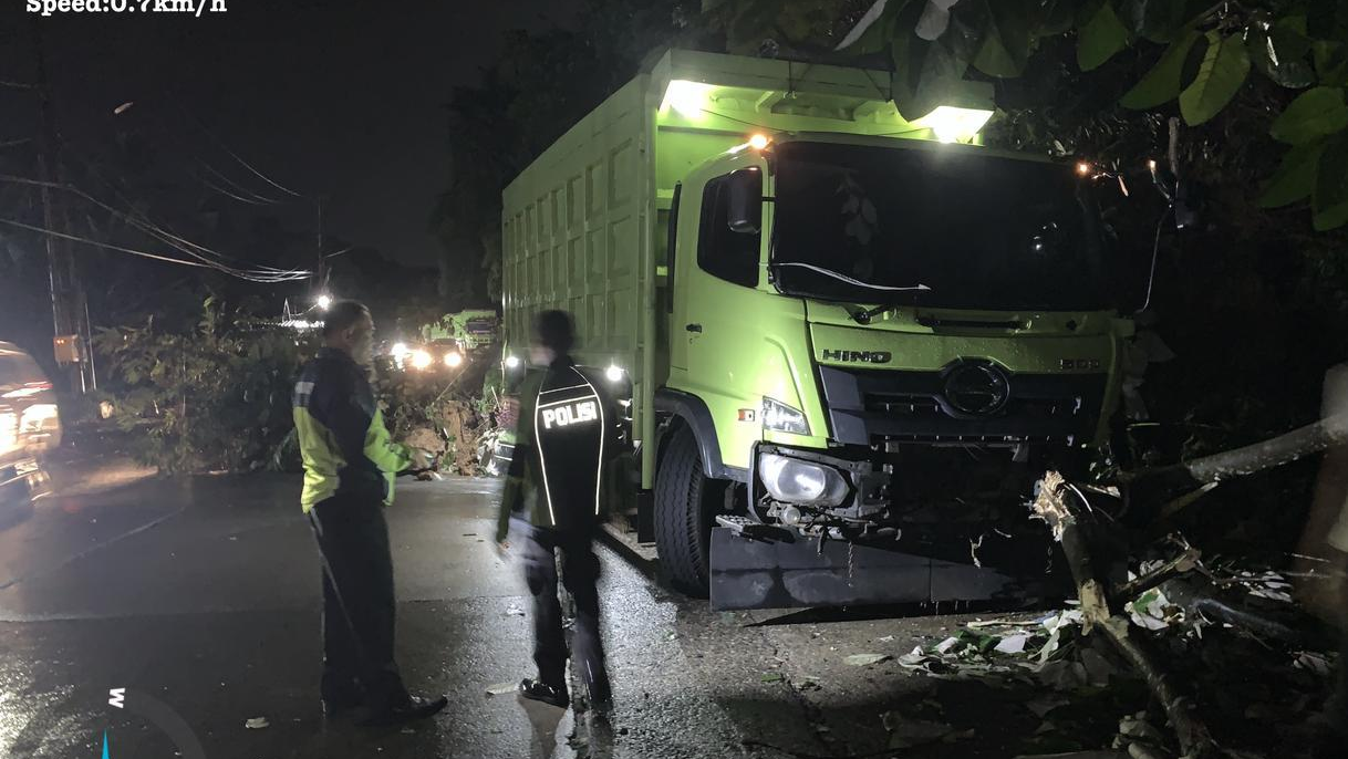 Longsor di Sitinjau Lauik Timpa Truk, Arus Lalu Lintas Buka Tutup