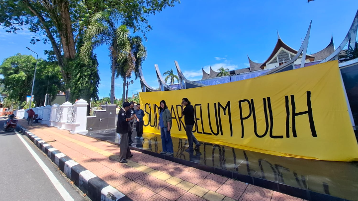 Spanduk Jumbo “Sumbar Belum Pulih Terbentang” di Depan Kantor Gubernur