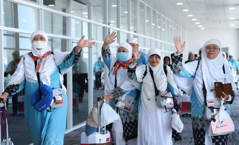 Kedatangan Jemah Haji Kloter Padang Disambut dengan Shalawat
