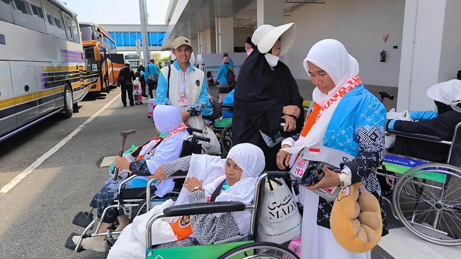 Kisah Haru Petani Solok Bantu Jemaah Lansia Saat Berhaji: Seperti Melayani Ibu Sendiri di Tanah Suci!