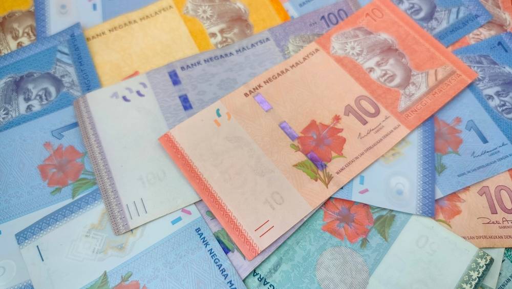 Dolar AS Tembus Rp18 Ribu, Penukaran Uang di Padang Didominasi Ringgit dan Riyal