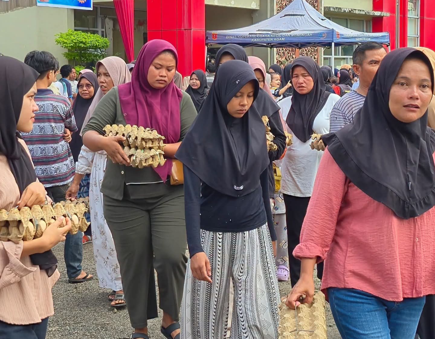 Tekan Inflasi, Pemkab Agam Bagikan 15 Ribu Butir Telur Gratis ke Masyarakat