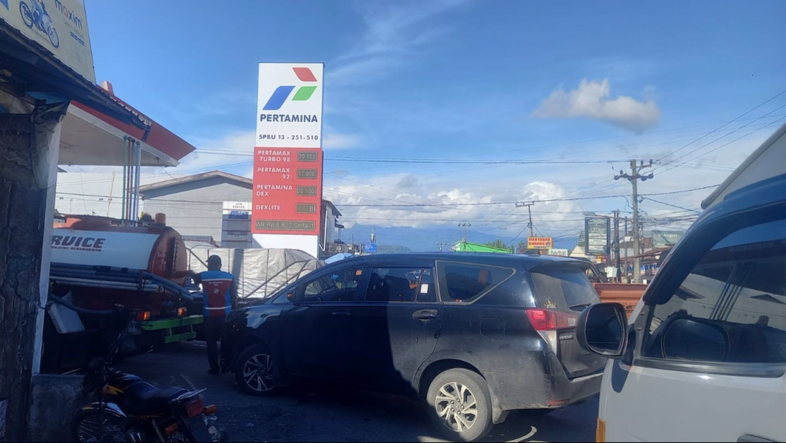 Antrean Panjang Kendaraan Pengisi Solar di SPBU Ampang, Capai 500 Meter