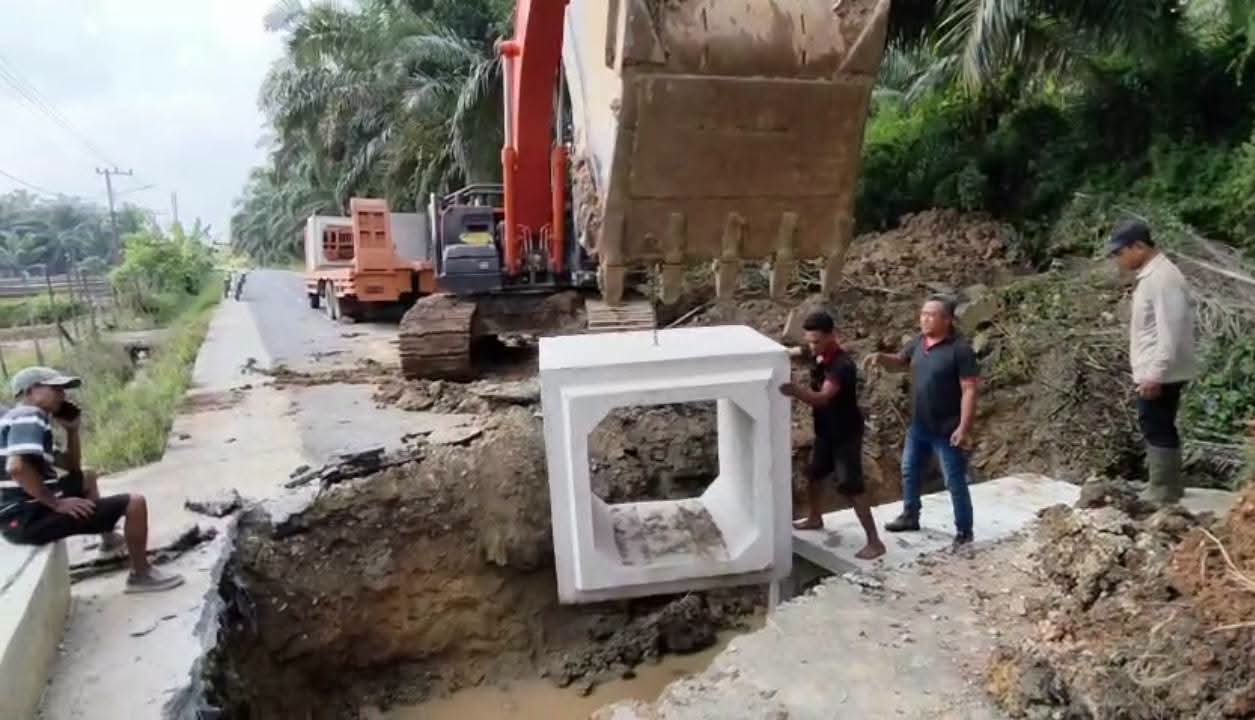 Pemkab Dharmasraya Perbaiki Jalan Rusak di Jorong Kampung Baru, Gorong-gorong Diganti 8 Box Culvert