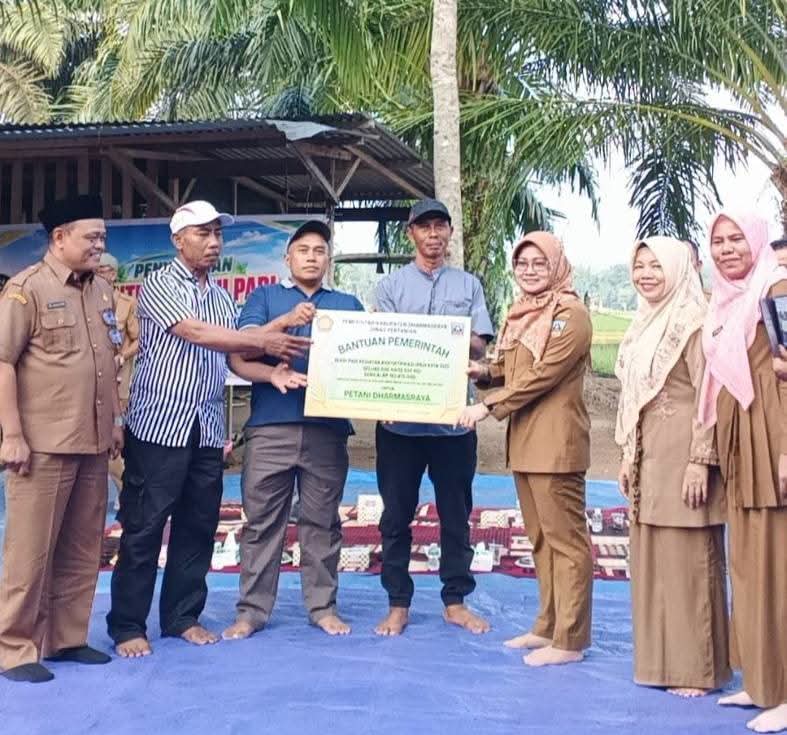 Pemkab Dharmasraya Serahkan 12,5 Ton Benih Padi untuk 500 Hektare Lahan Pertanian