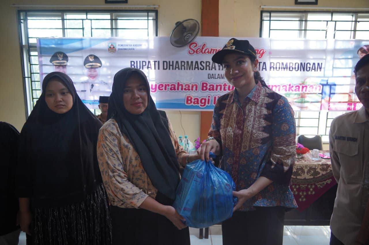 Bupati Dharmasraya Serahkan Bantuan Permakanan Tahap III untuk Ibu Hamil dan Menyusui