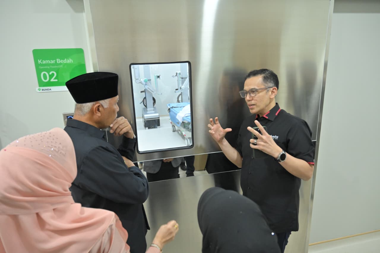 Kunjungi RSU Bunda, Gubernur Mahyeldi Lihat Teknologi Bedah Robot Pertama di Sumbar