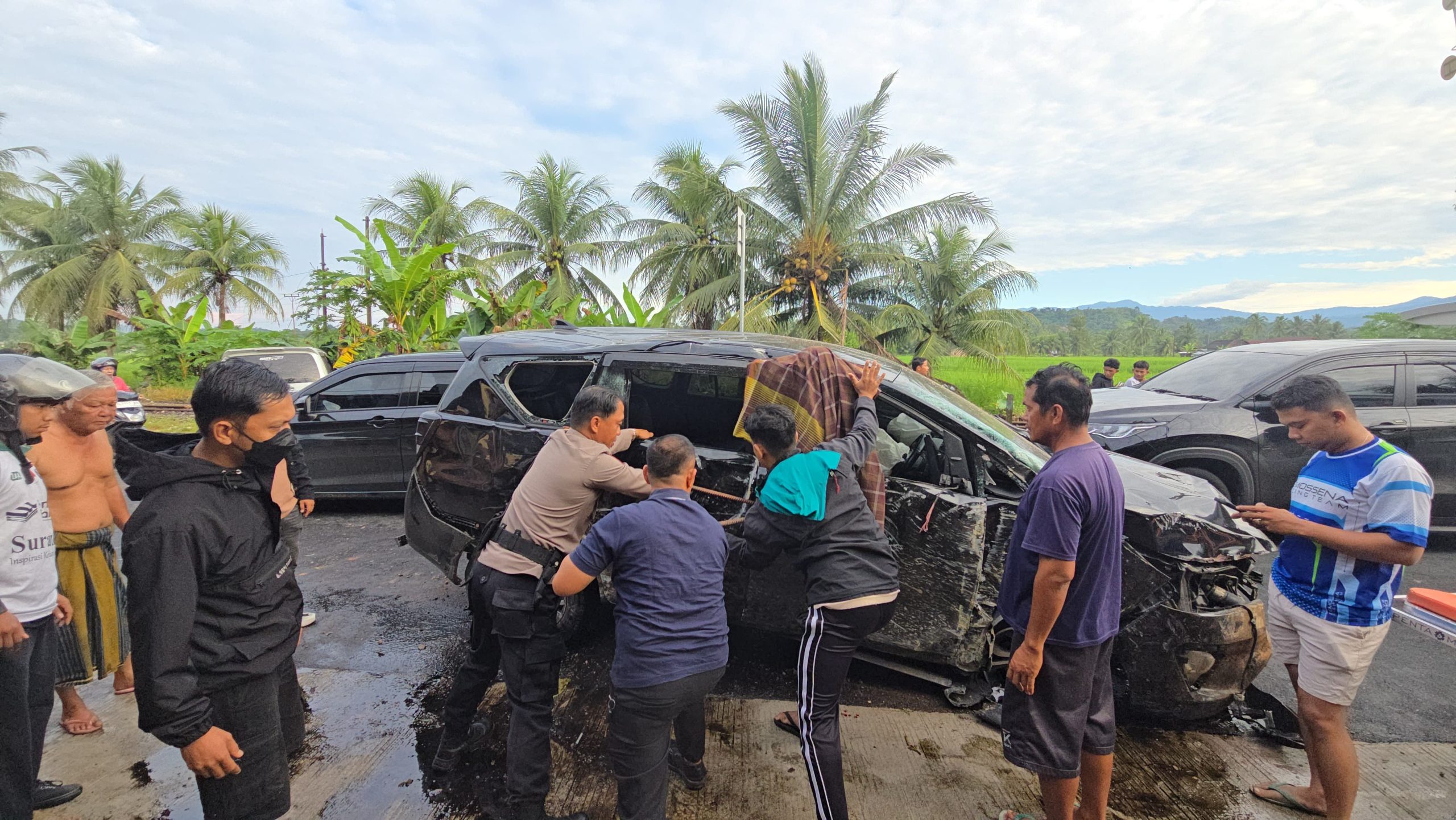 Momen Polisi dan Warga Evakuasi Sopir Travel Terjepit Saat Kecelakaan di Sicincin, Kondisi Meninggal